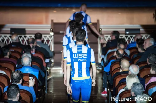 Ciclistas del W52-FC Porto, subiendo unos escalones