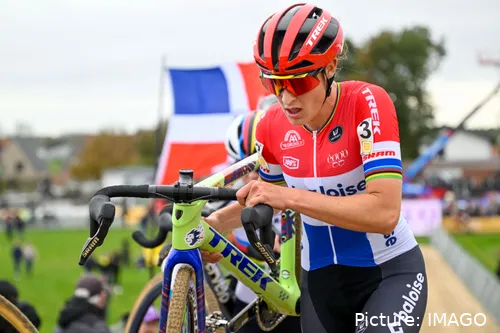 Lucinda Brand se fue al suelo en la última vuelta