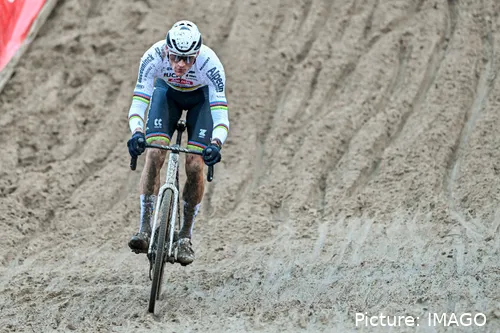 Mathieu van der Poel aún no se ha encontrado con su rival sobre una moto de cross esta temporada