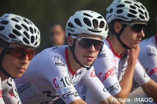 Benjamín Noval, preparado para afrontar una carrera junto a sus compañeros de equipo