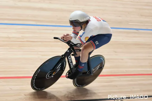Carys Lloyd, compitiendo en pista