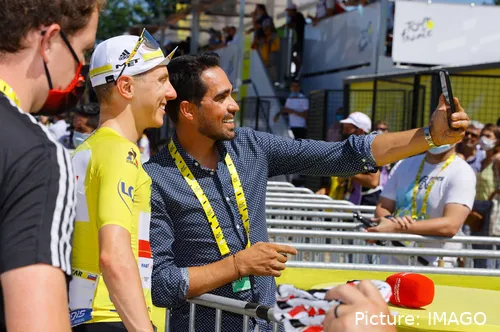 Alberto Contador, junto a Tadej Pogacar en el Tour de Francia.&nbsp;