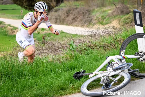 Pogacar sufrió una fea caída en Strade Bianche