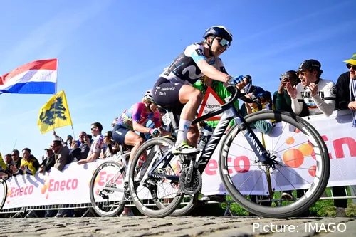 Liane Lippert, con el maillot del Movistar Team, en acción