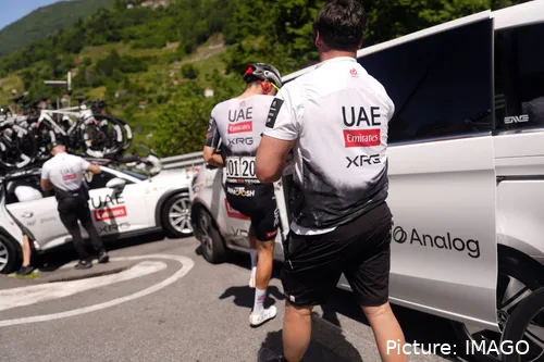 Juan Ayuso, abandonando el Giro de Italia 2025.