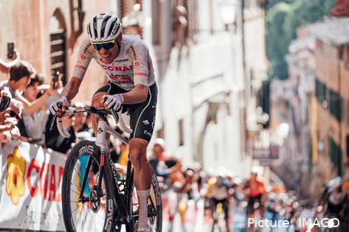 Juan Ayuso, en el último kilómetro de la 9ª etapa del Giro de Italia 2025