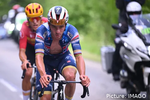 Remco Evenepoel junto a Tobias Halland Johannessen en la 7ª etapa del Critérium du Dauphiné 2025