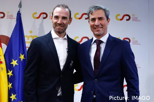 Alejandro Valverde, seleccionador de España, junto a José Vicioso