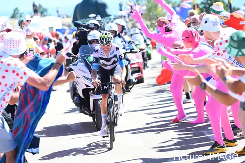 Enric Mas, sufriendo en una ascensión con el maillot de Movistar Team sobre sus hombros