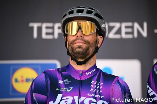 Luka Mezgec, con el maillot del Jayco AlUla en sus últimos años como ciclista profesional