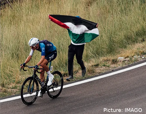 Las banderas de Palestina han estado muy presentes en la Vuelta a España 2025