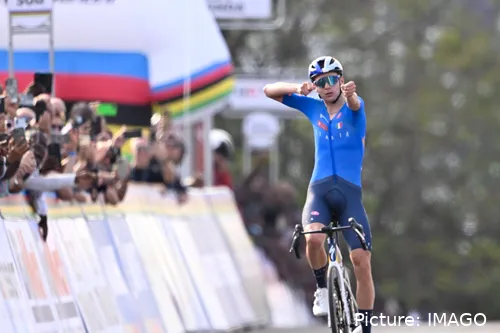 Lorenzo Finn celebra el título mundial sub-23 en Ruanda