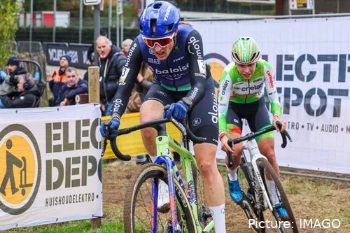 Lucinda Brand, en plena carrera de ciclocross