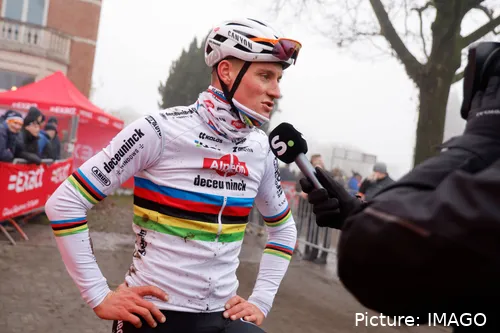 Mathieu van der Poel, concediendo una entrevista tras una carrera de ciclocross