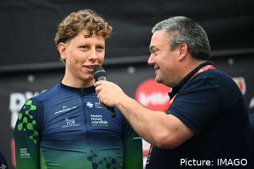 Matyas Kopecky hablando en una presentación del equipo durante la temporada 2025