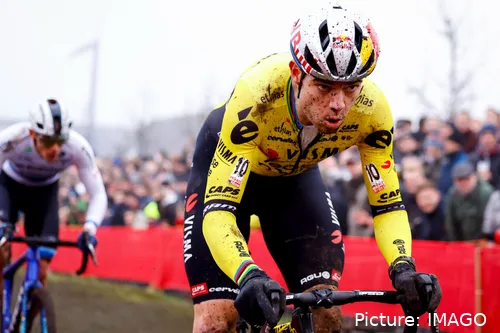 Wout van Aert, en plena carrera de ciclocross con el maillot de Visma | Lease a Bike