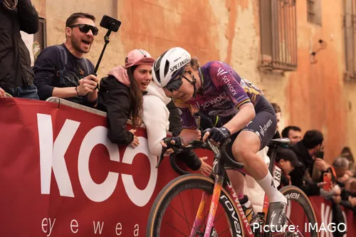Anna van der Breggen, en plena subida