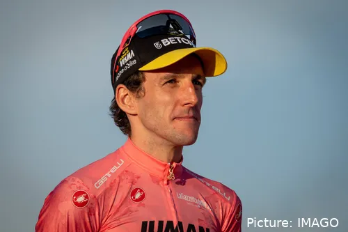 Simon Yates, con el rosa del Giro de Italia 2025