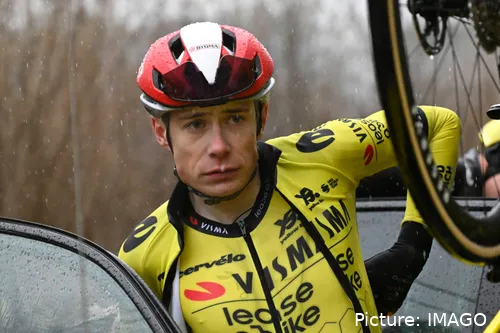 Jonas Vingegaard, en un día lluvioso con el maillot del Visma | Lease a Bike
