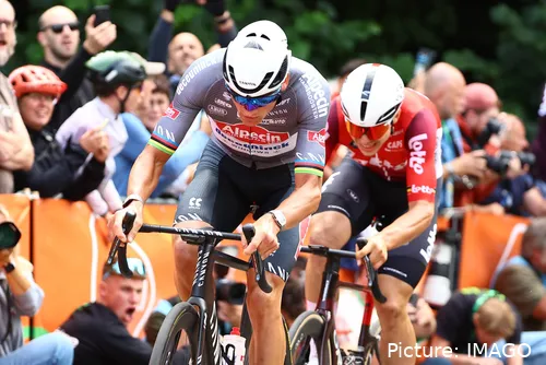Mathieu van der Poel y Arnaud de Lie en el Muur de Geraardsbergen durante la Renewi Tour 2025