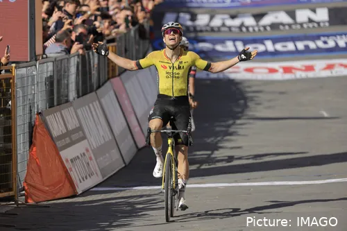 Wout van Aert, celebrando una victoria con Visma - Lease a Bike.