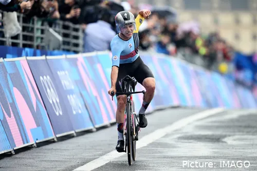 Remco Evenepoel, campeão olímpico de contrarrelógio, é um dos grandes adversários de van der Poel para sábado