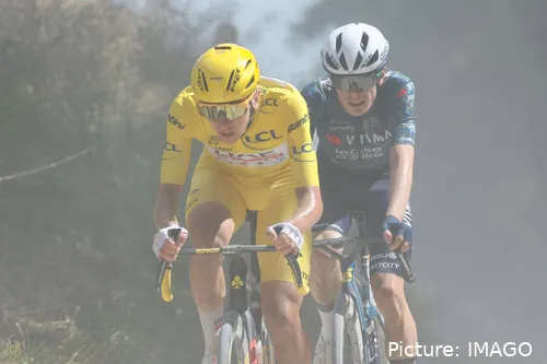 Mais perto do final da etapa, Pogacar atacou e Matteo Jorgenson fechou o espaço com Jonas Vingegaard na roda