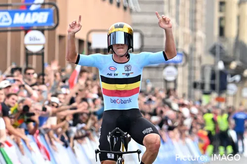 Evenepoel é campeão mundial e olímpico do contrarrelógio