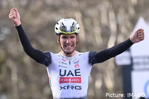 João Almeida levanta os braços após vencer a 7ª etapa da Paris-Nice 2025