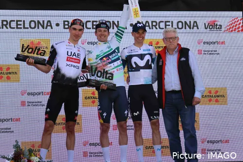 Enric Mas, on the podium of the Volta a Catalunya with Primoz Roglic and Juan Ayuso.