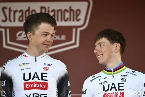 Florian Vermeersch e Tadej Pogacar na Strade Bianche 2025