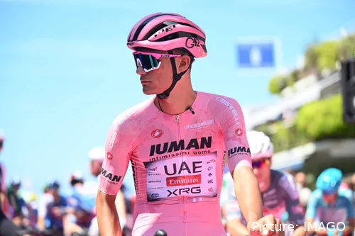 Isaac del Toro entra de Rosa para o antepenúltimo dia da Volta a Itália 2025.