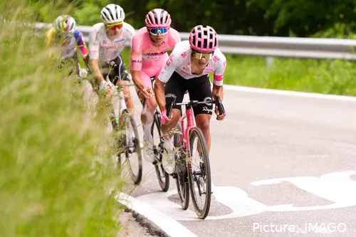 Richard Carapaz ao ataque durante este Giro