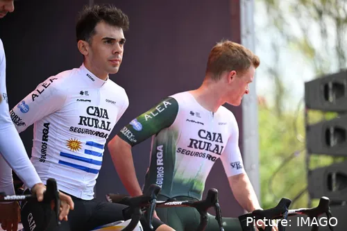 Thomas Silva (à esquerda), ciclista da Caja Rural