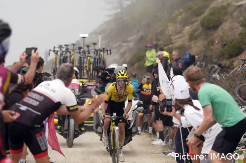 Simon Yates ao ataque no Colle delle Finestre