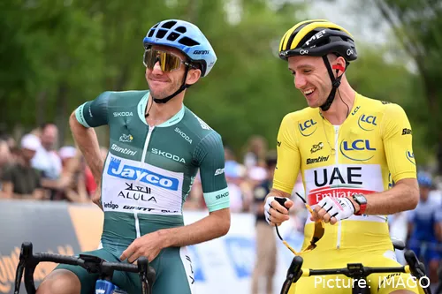 Simon Yates (verde) e Adam Yates (amarelo) no Tour 2023