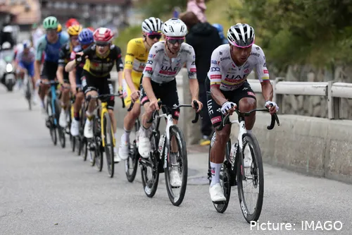 UAE Team Emirates com o Equatoriano a impor ritmo