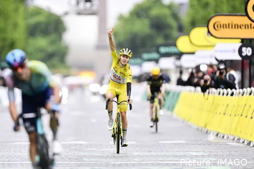 Pogacar na chegada a Paris, celebrando mais uma vitória no Tour