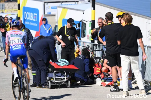Tobias Johannessen recebe assistência médica após colapsar na 16ª etapa