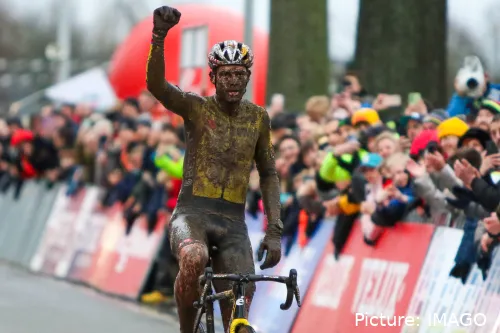 Wout van Aert vai enfrentar Mathieu van der Poel em 5 corridas neste inverno. @Sirotti