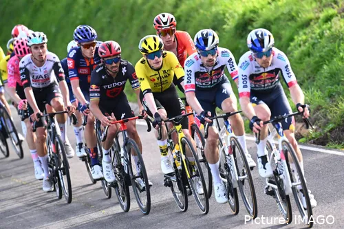 Jan Tratnik wird ein weiteres Jahr seiner Karriere für Primoz Roglic arbeiten