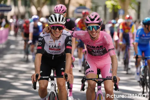 Adam und Simon Yates zusammen auf der Schlussetappe des Giro d'Italia 2025