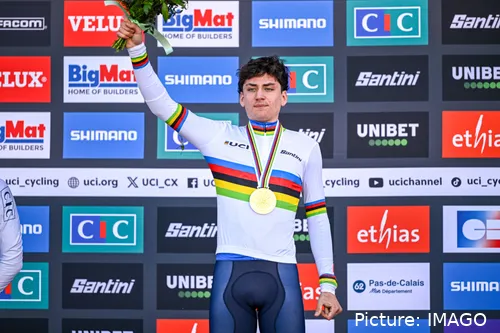 Mattia Agostinacchio jubelt im Cross – Junioren-Weltmeister
