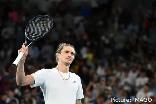 Bild Alexander Zverev Schläger erhoben in Richtung Fans grüßend&lt;br&gt;