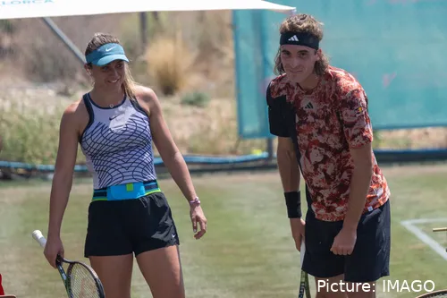 Tsitsipas y Badosa entrenando juntos en Wimbledon 2023.