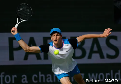 Bild Jannik Sinner Blick auf ankommenden Ball kurz vor Vorhandschlag&amp;lt;br&amp;gt;