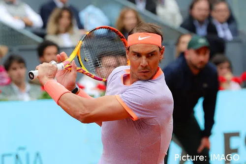 Rafael Nadal Ball fixierend, den Schläger zur Rückhand erhoben&lt;br&gt;