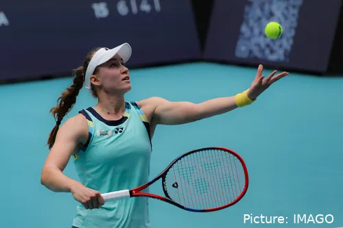 Rybakina im Finale der Miami Open 2024 Anwurf zum Aufschlag&lt;br&gt;
