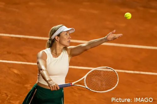 Bild Danielle Collins kurz nach Ballwurf zum Aufschlag&amp;amp;lt;br&amp;amp;gt;