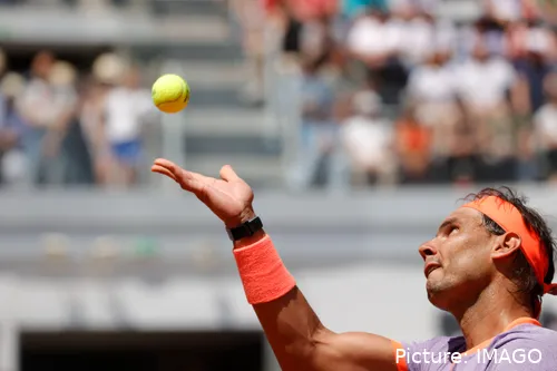 Nahaufnahme Rafael Nadal vor Aufschlag, Ball bereits hochgeworfen&amp;lt;br&amp;gt;